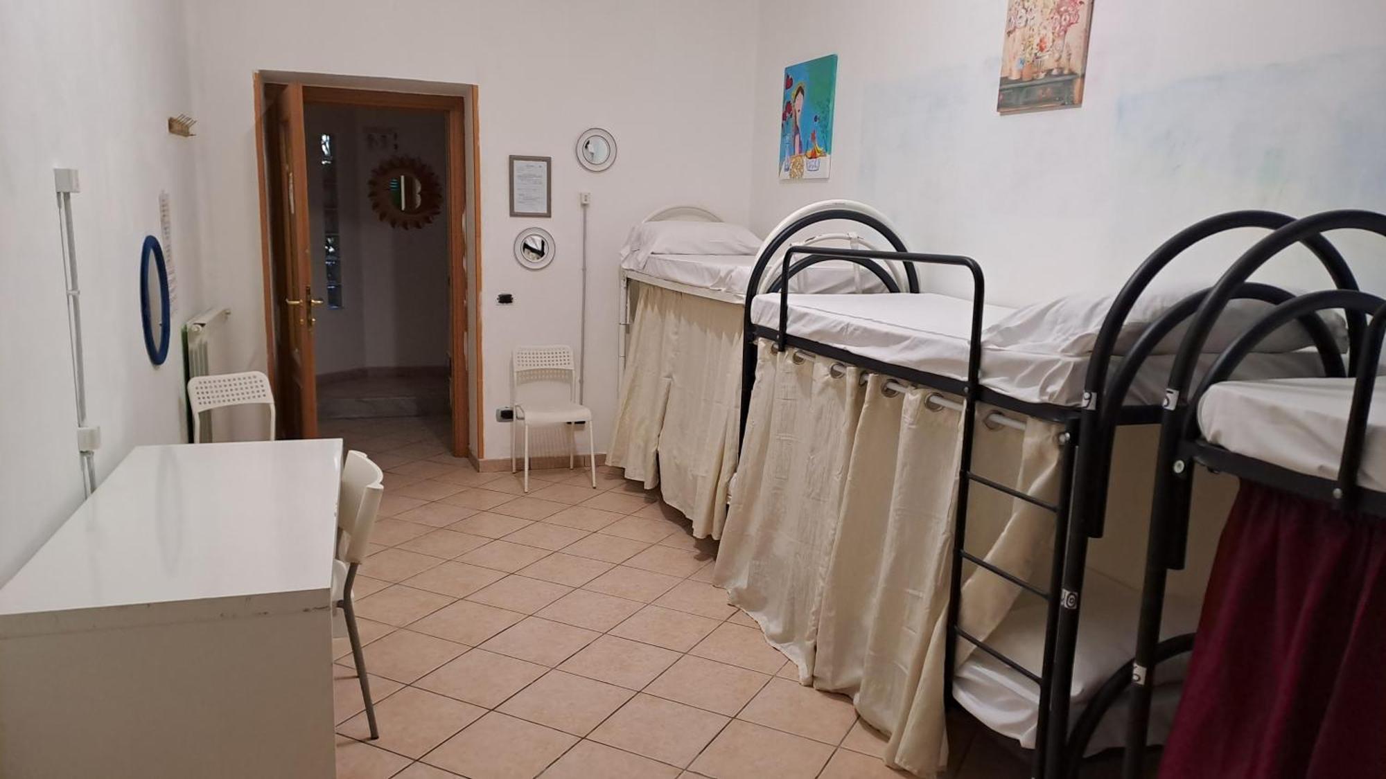 Atlantic Ostello B&B Napoli Esterno foto